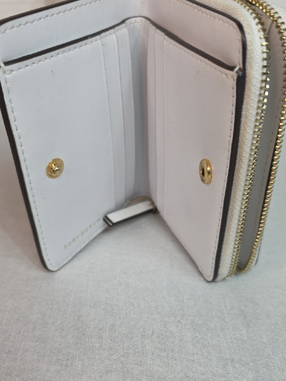 Tory Burch Britten soft bifold wallet - Picture 3 of 8